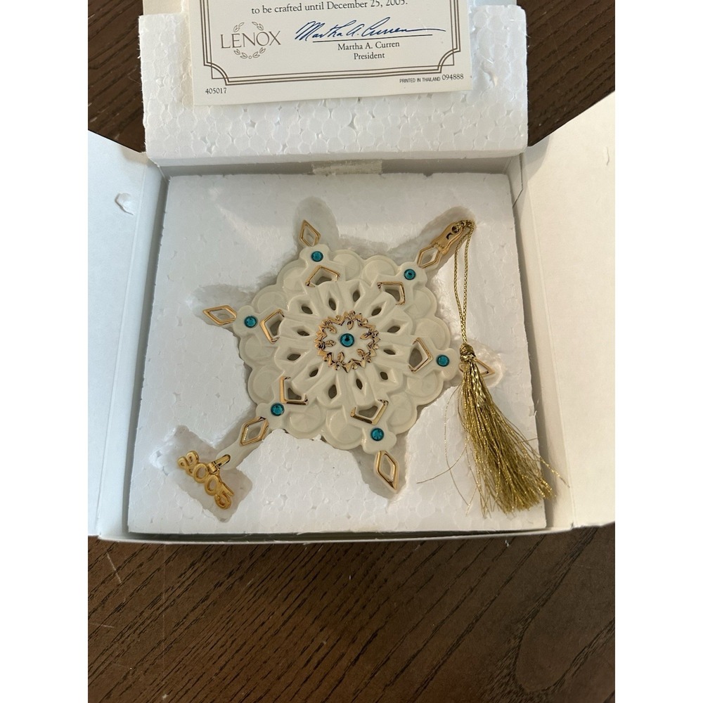 Lenox 2005 Snowflake Ornament 24 Karat Gold - Picture 4 of 5